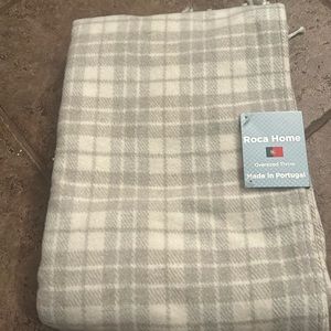 Roca Home Throw blanket
